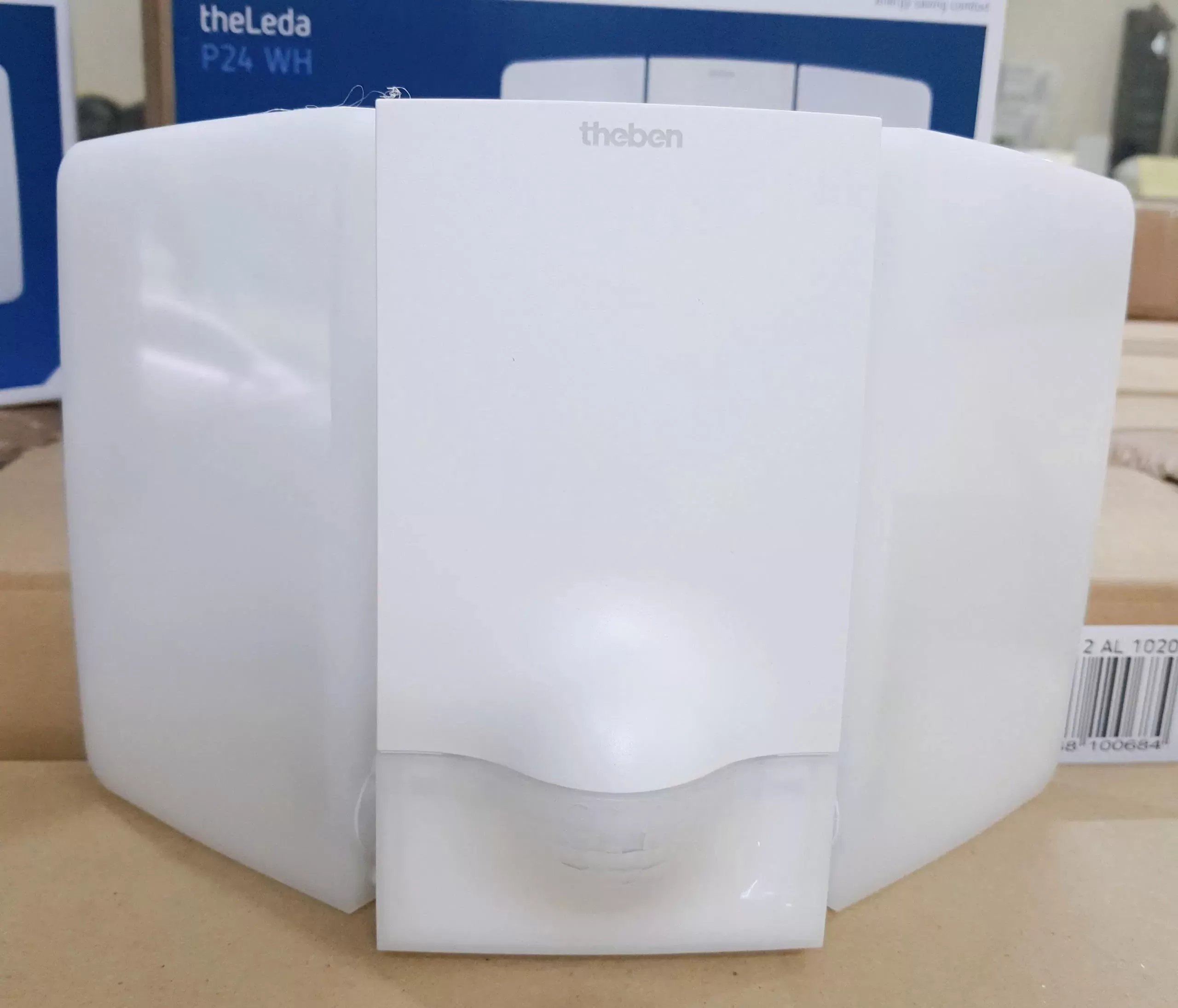 Đèn LED thông minh cảm biến chuyển động gắn tường ngoài trời chống nước IP55 theLeda P24 WH