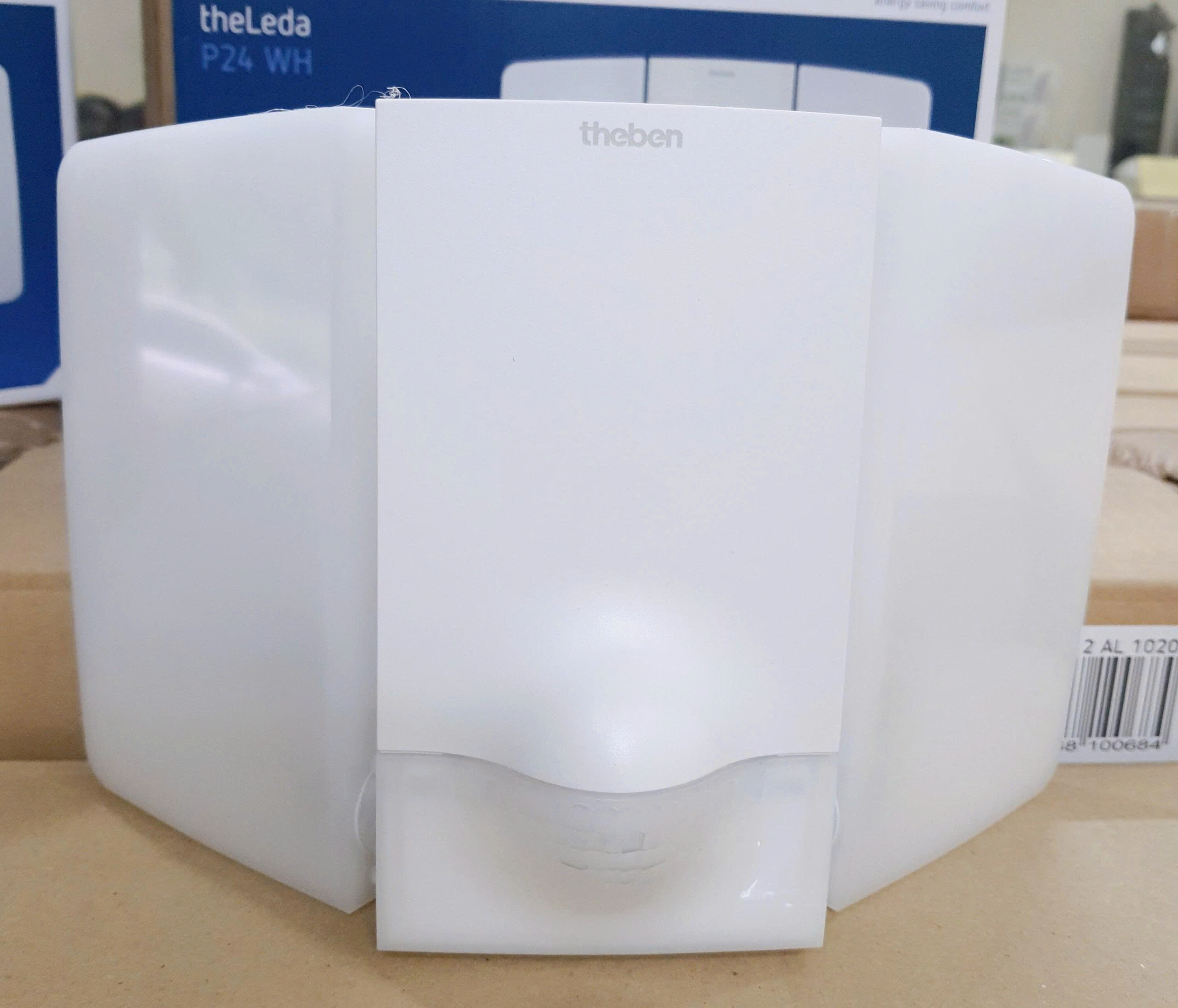 Đèn LED thông minh cảm biến chuyển động gắn tường ngoài trời chống nước IP55 theLeda P24 WH