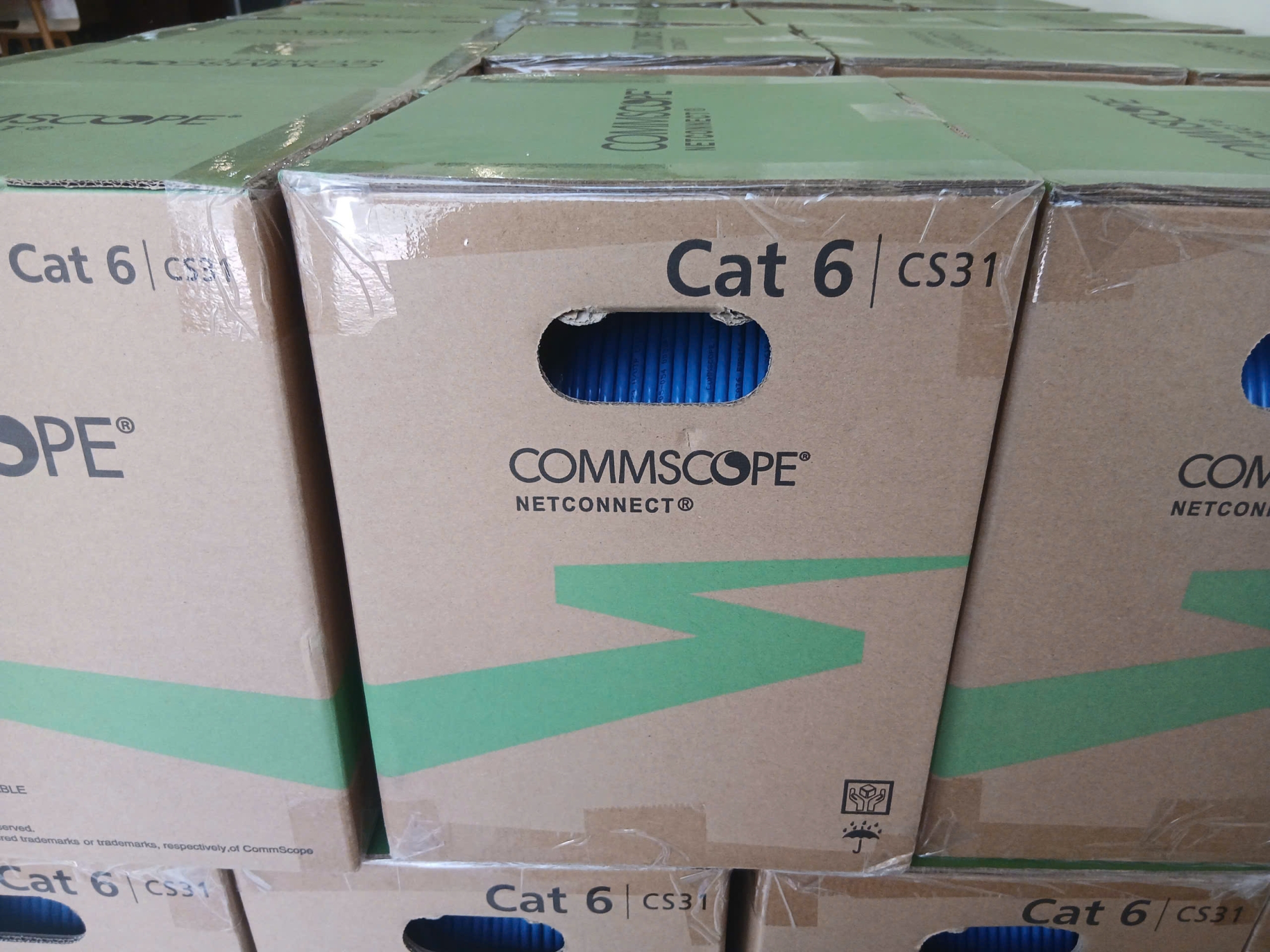 Cáp mạng COMMSCOPE CAT-6 1427254-6 UTP 23AWG 305M Chính Hãng